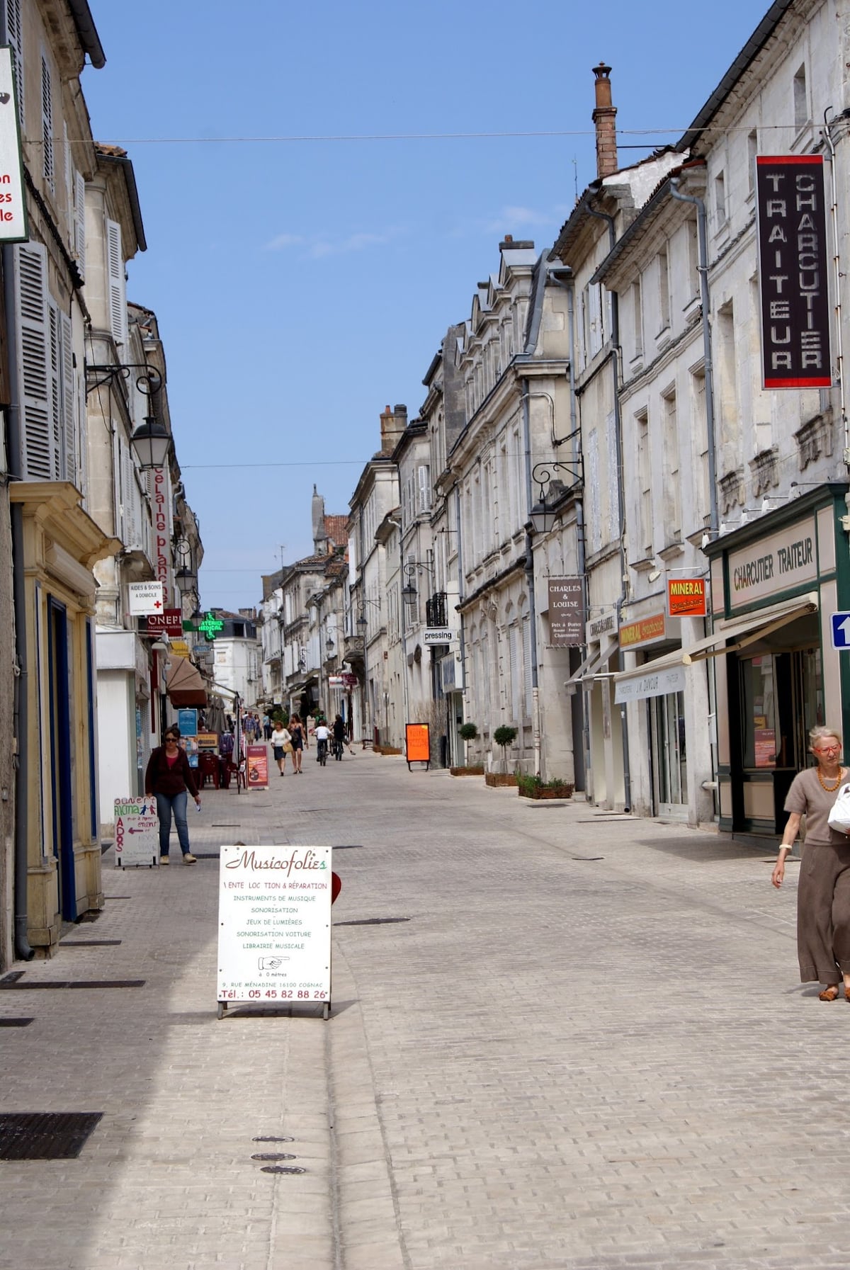 Calle comercial del centro histórico de Angulema