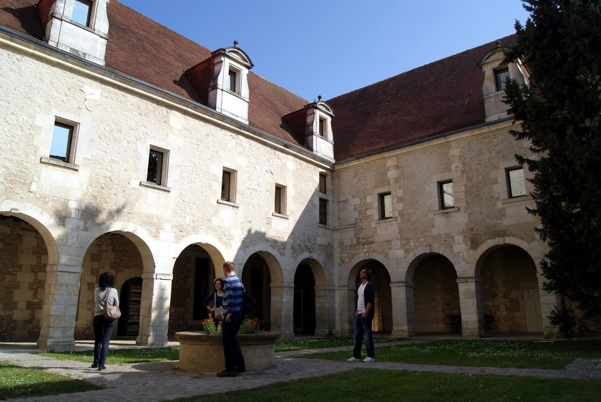 Patio de un edificio histórico con soportales