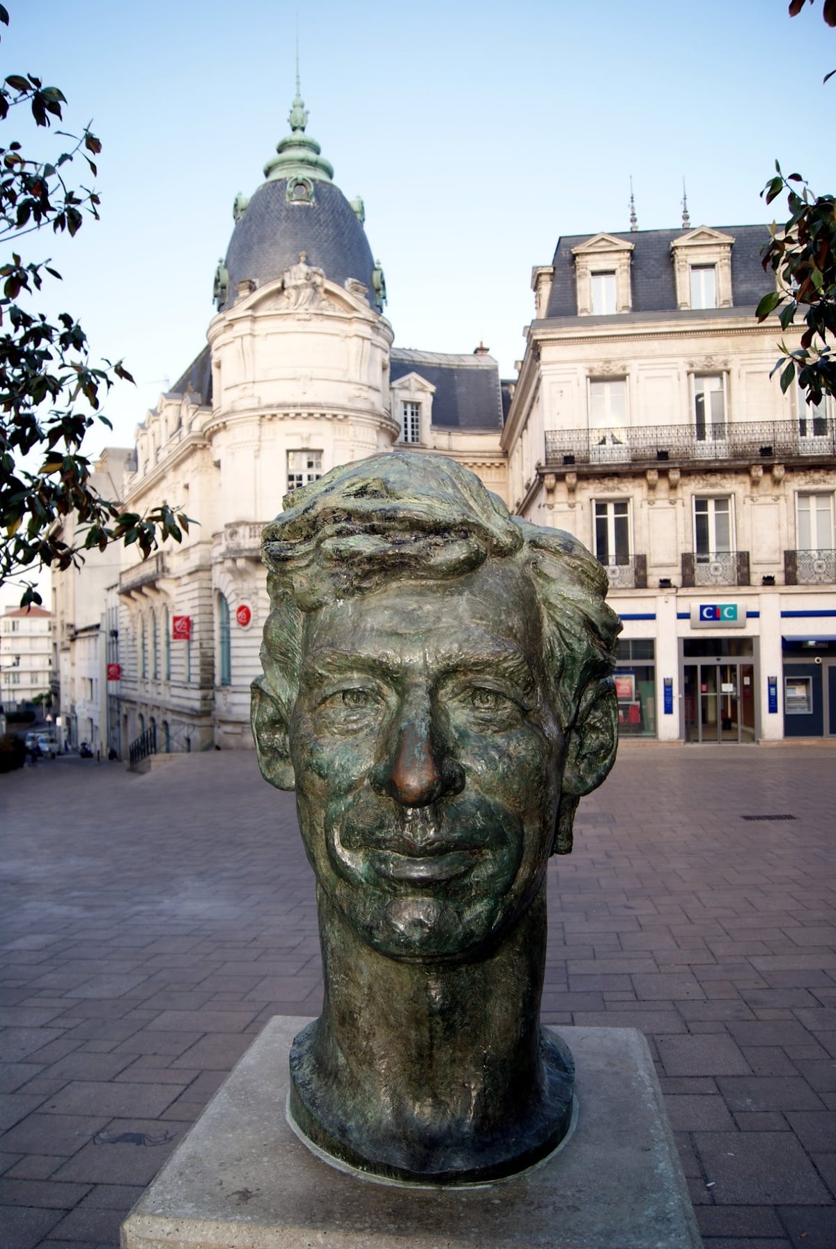 Escultura de una cabeza en una plaza