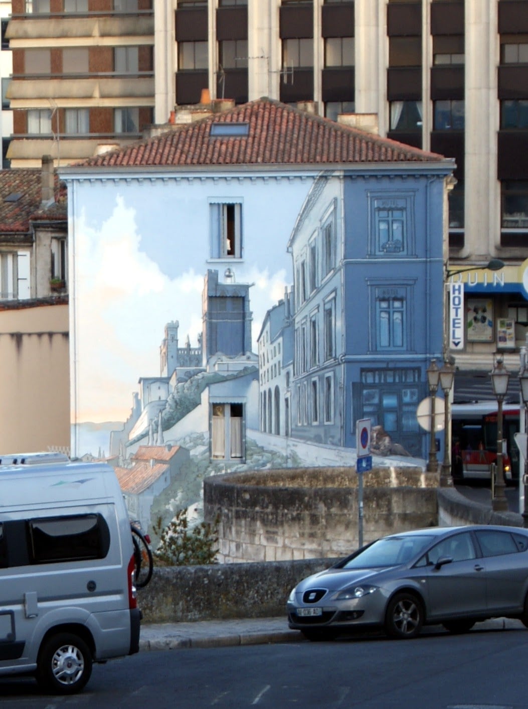 Fachada decorada con un mural de cómic