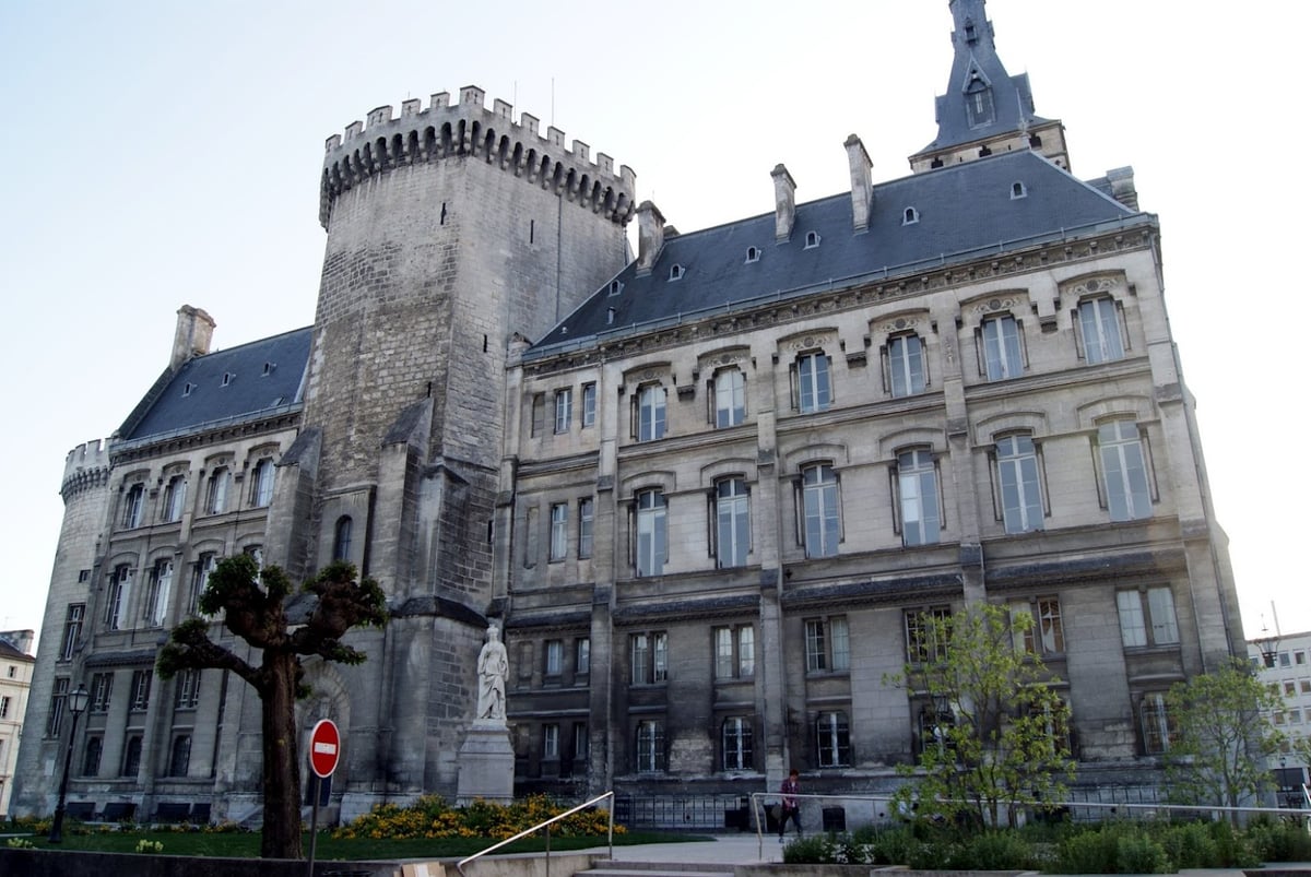 Edificio histórico de piedra con torre