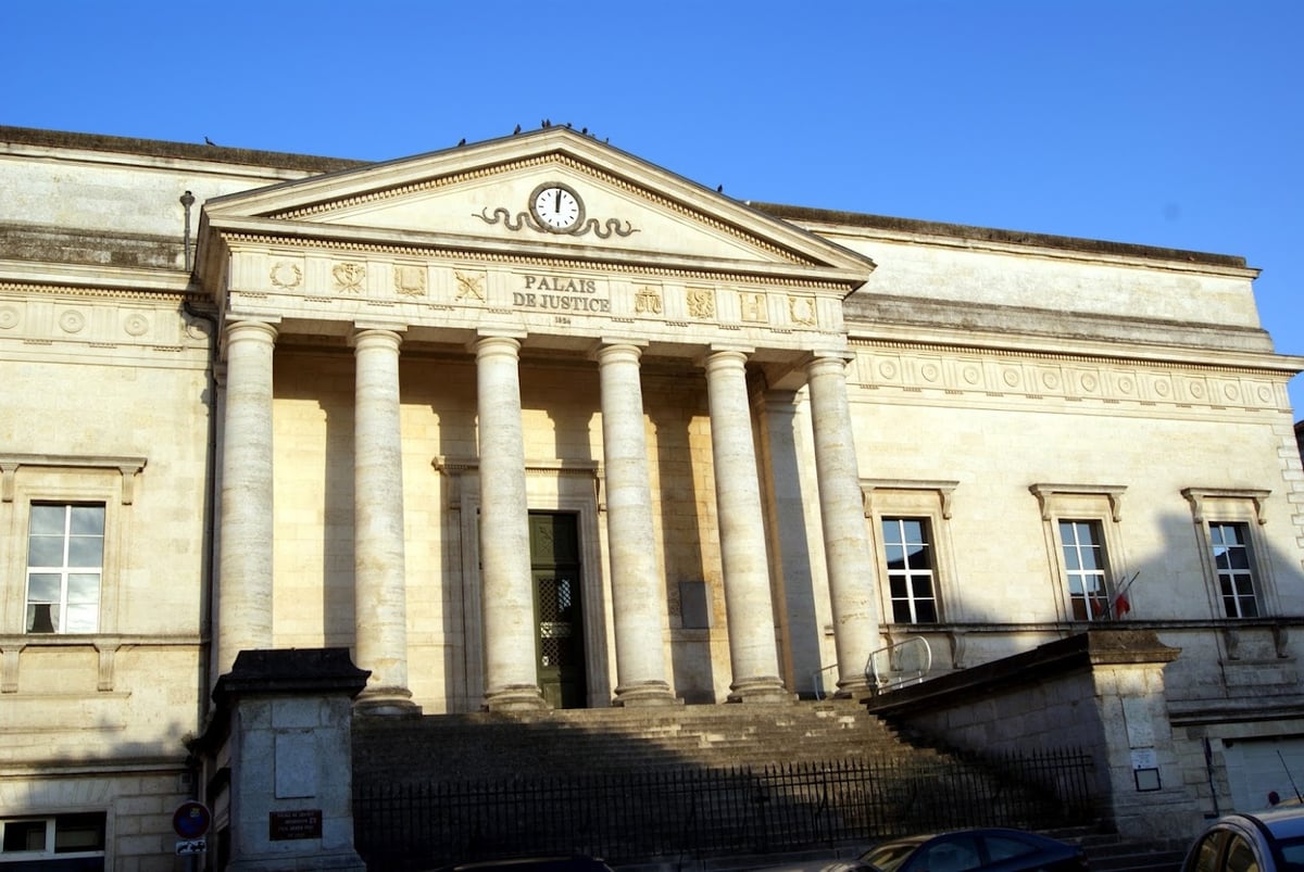 Edificio clásico con columnas en Angulema