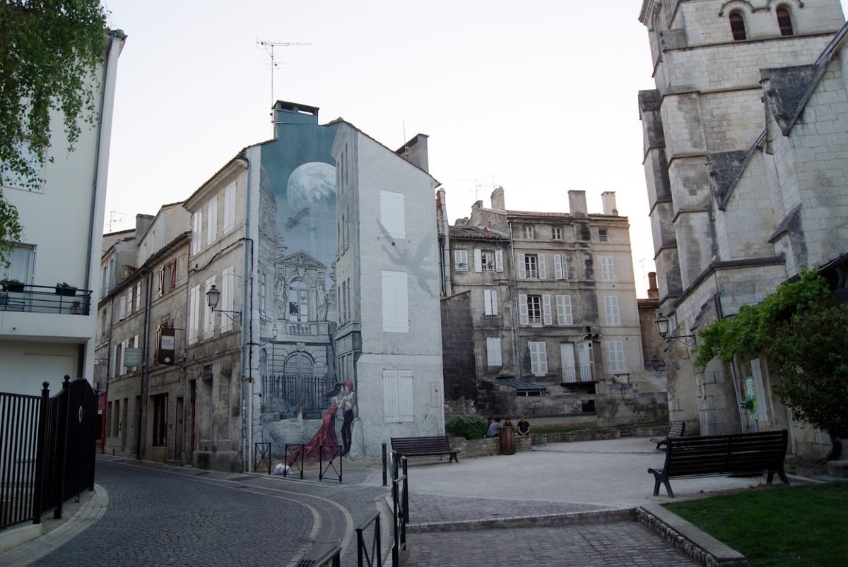 Calle con murales y edificios históricos