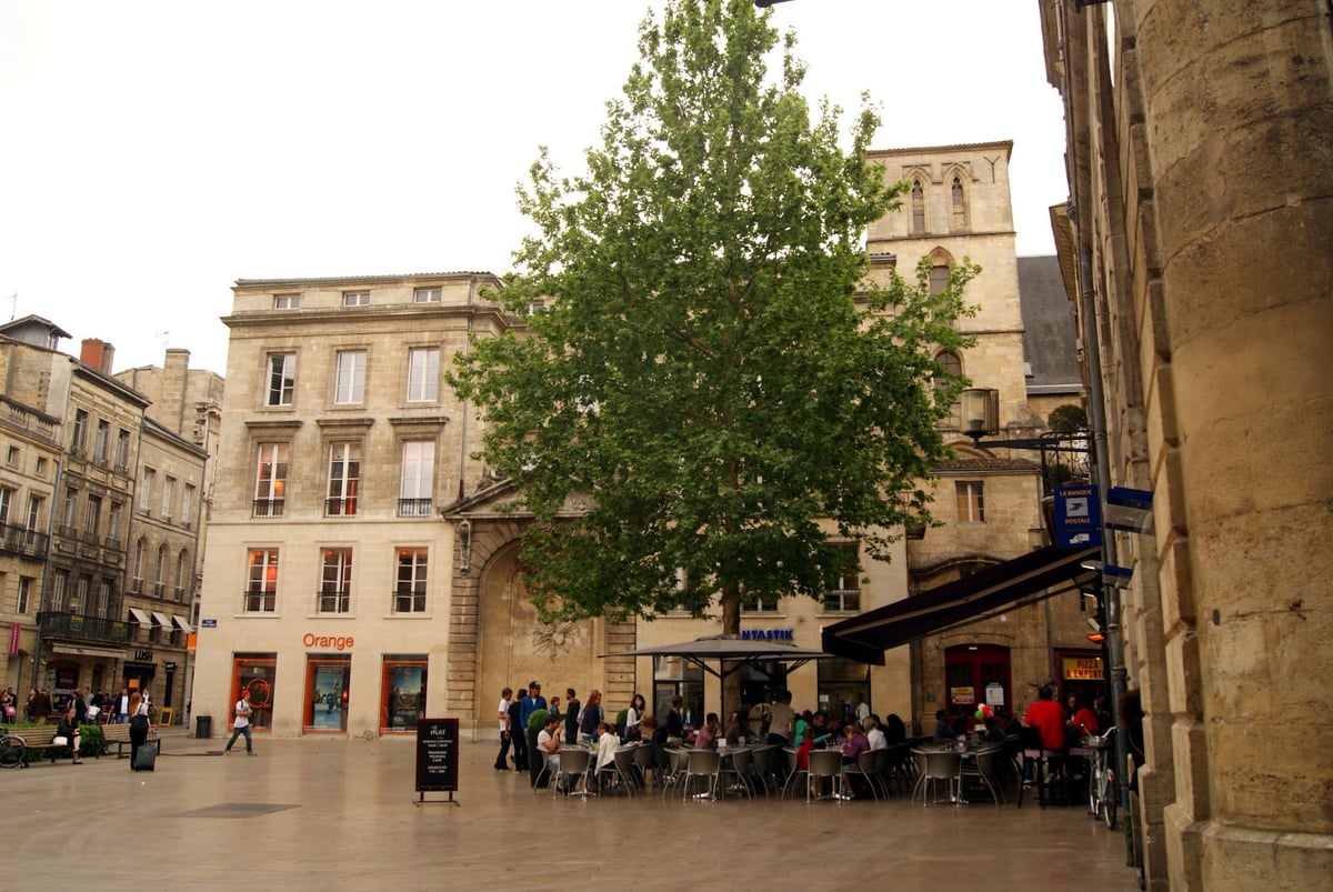 Plaza del centro histórico rodeada de edificios