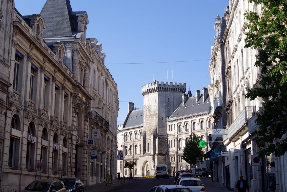 Calle del centro de Angulema con una torre medieval al fondo
