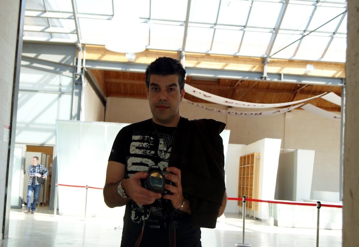 Persona en el interior de un espacio expositivo