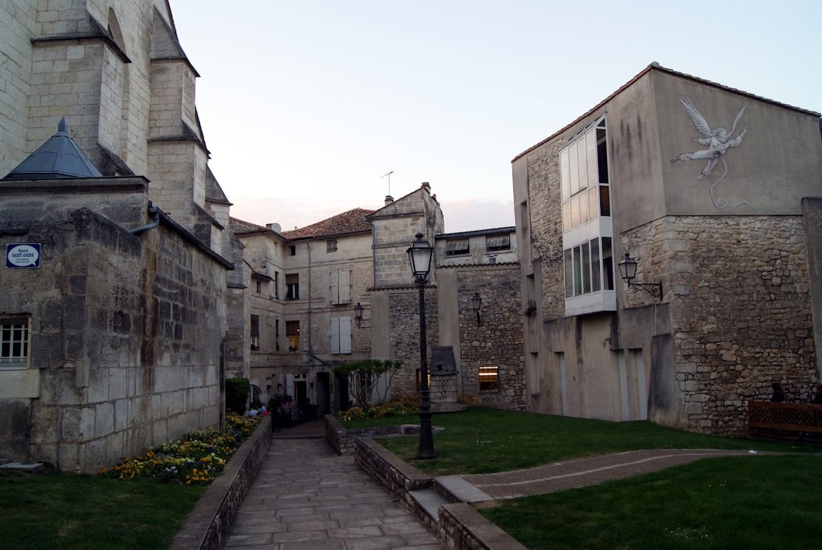 Calle estrecha junto a edificios antiguos