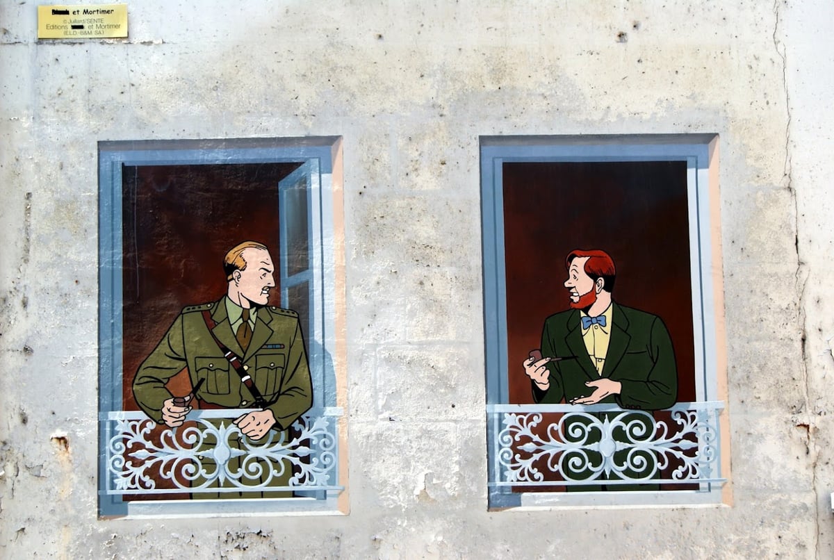 Ventanas decoradas con personajes de cómic