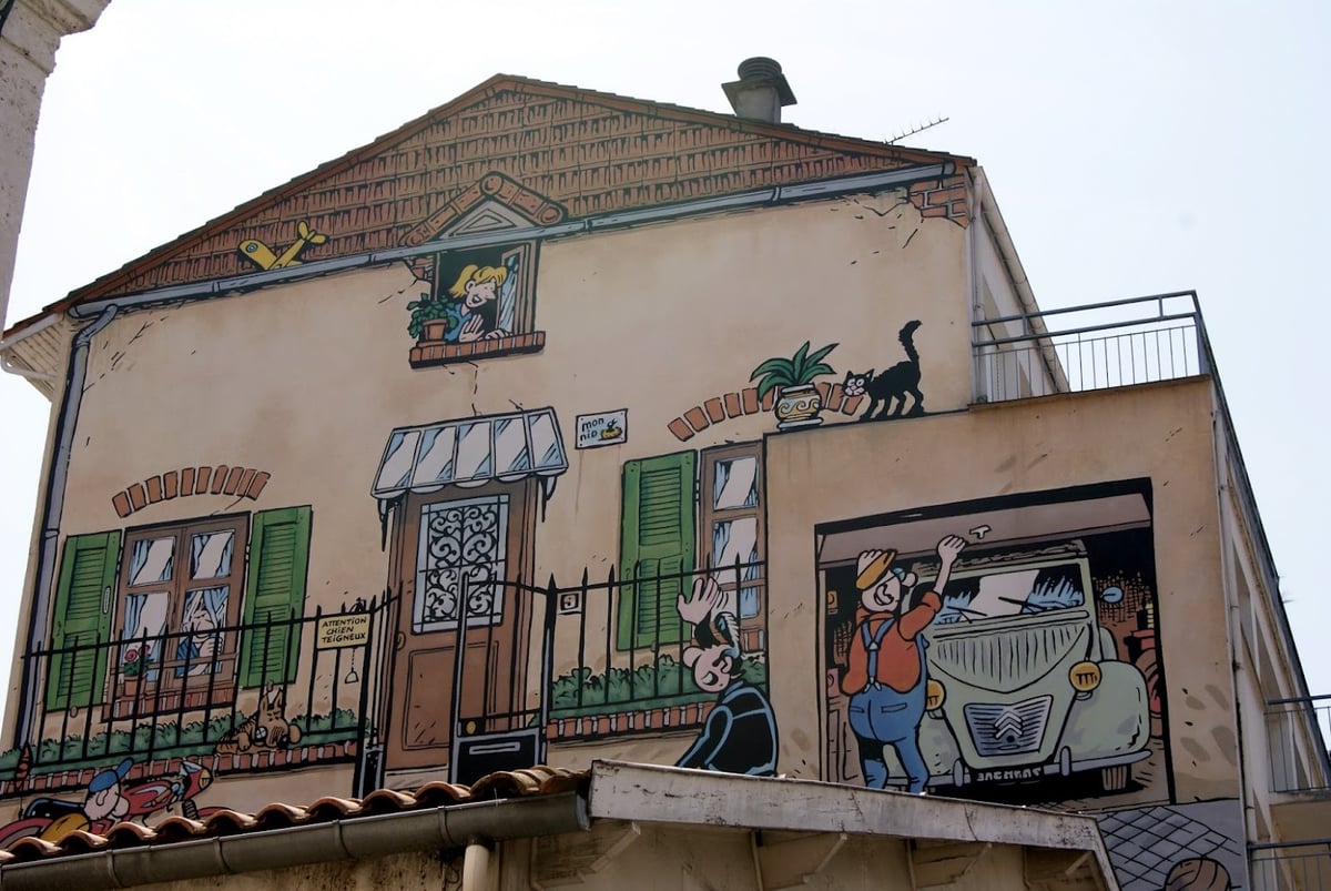 Fachada con mural de cómic y escenas ilustradas