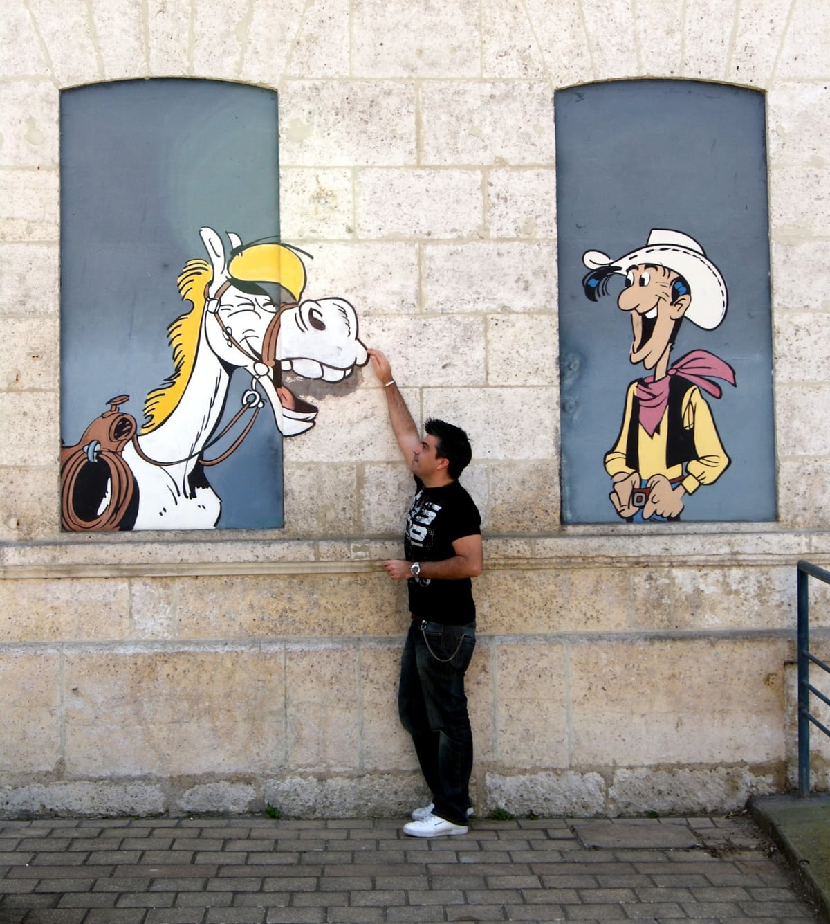 Personaje de cómic representado en una ventana