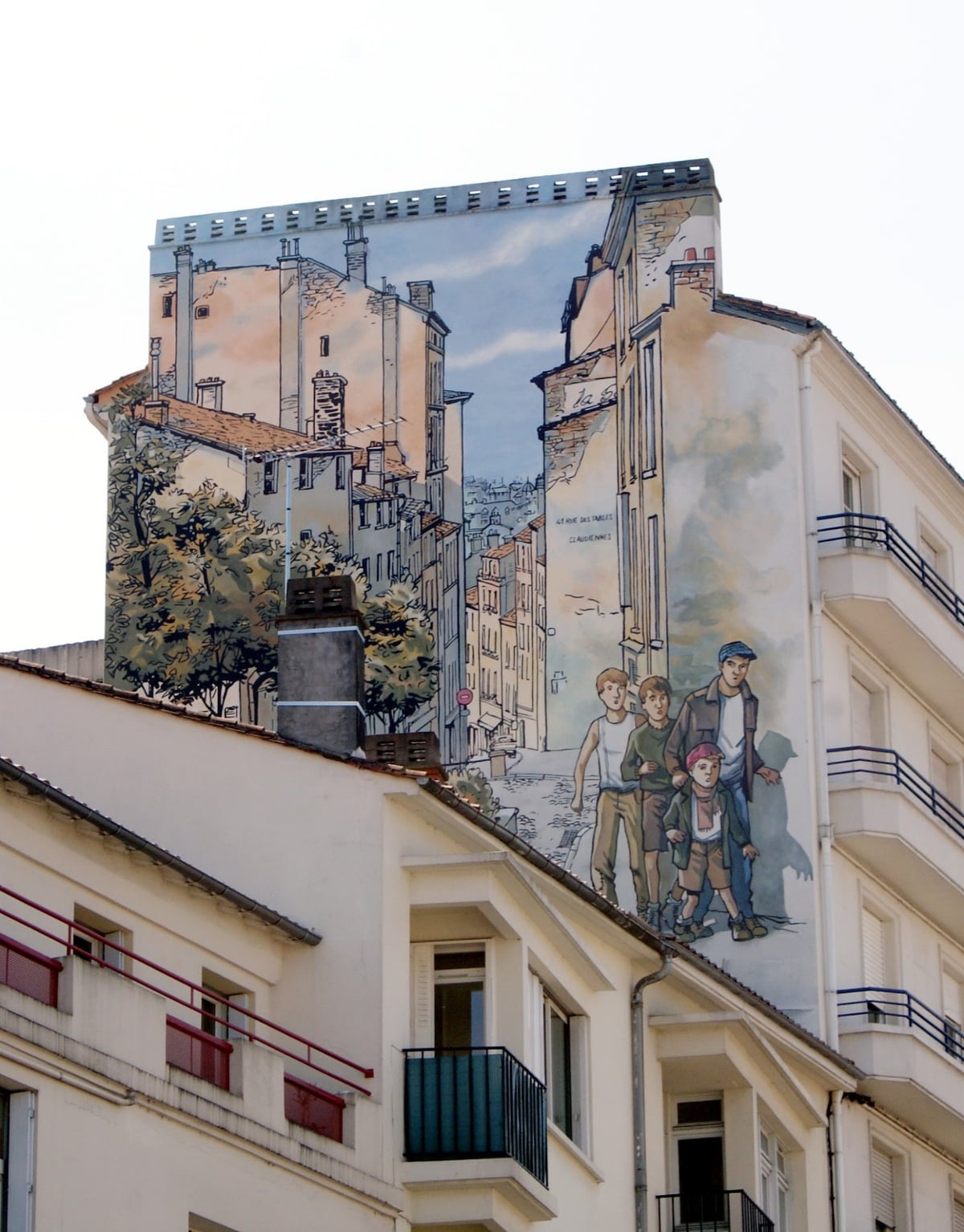 Edificio con un gran mural artístico en la fachada