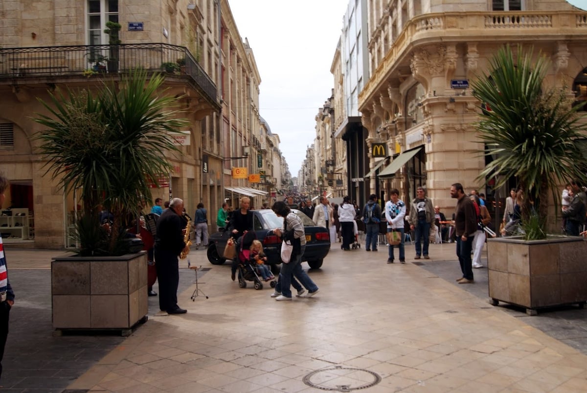 Calle peatonal del centro histórico con comercios