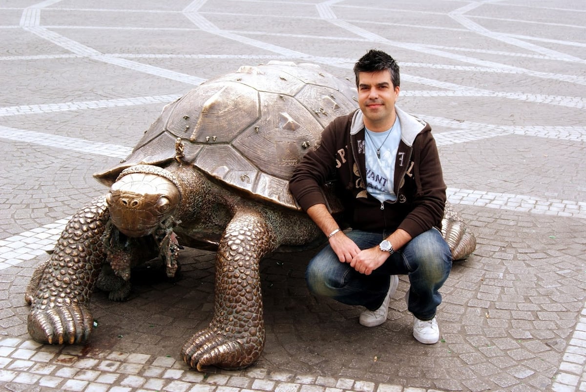 Escultura de tortuga en una plaza