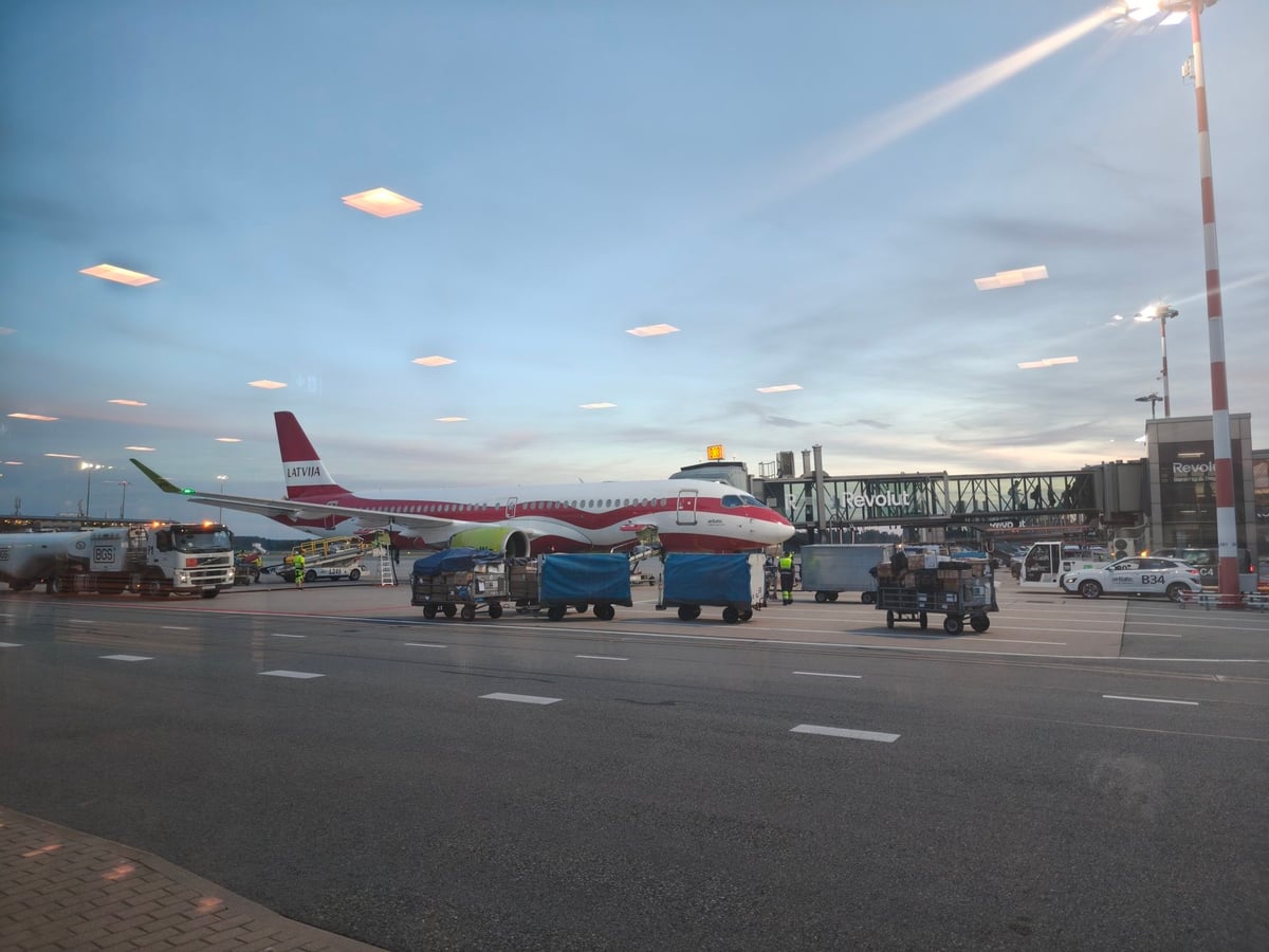 Avión en la pista del aeropuerto de Riga