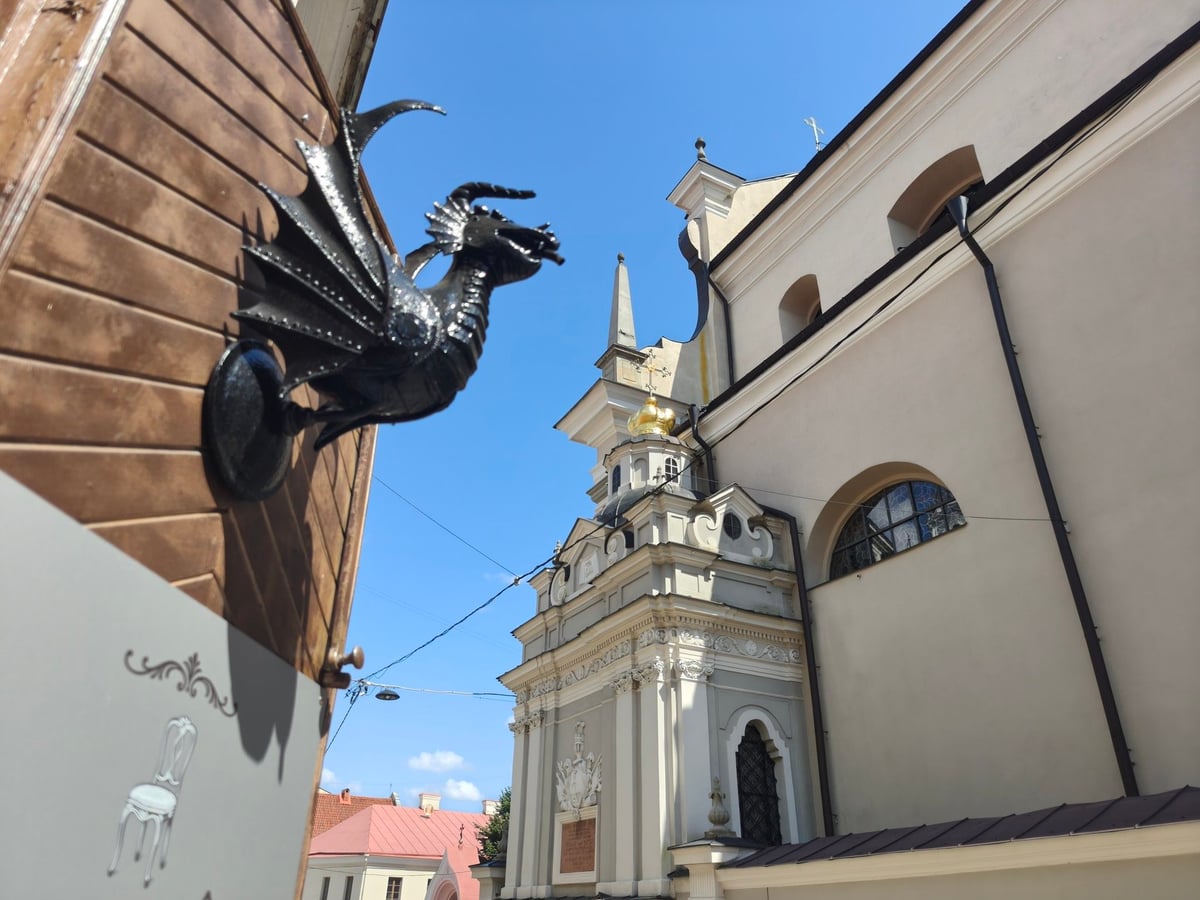 Detalle de un dragón tallado en una puerta del casco antiguo de Vilna