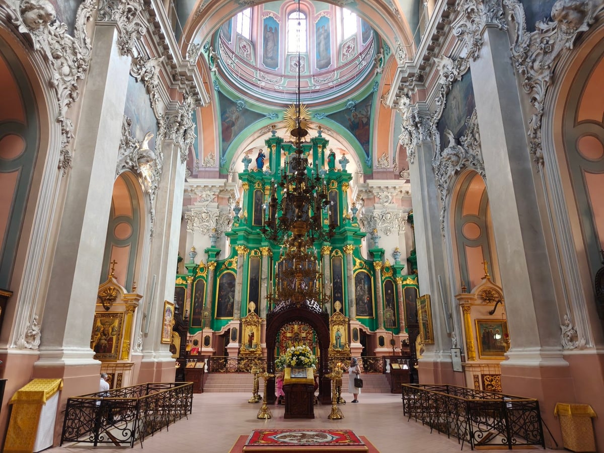 Interior verde y dorado de la iglesia ortodoxa del Espíritu Santo, en Vilna
