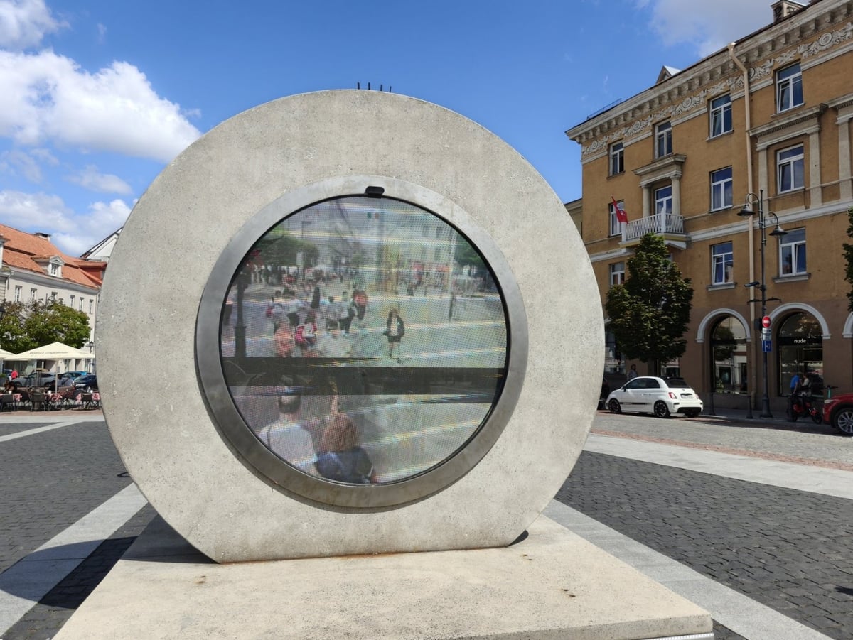 El Portal, la pantalla circular que conecta Vilna con otras ciudades del mundo