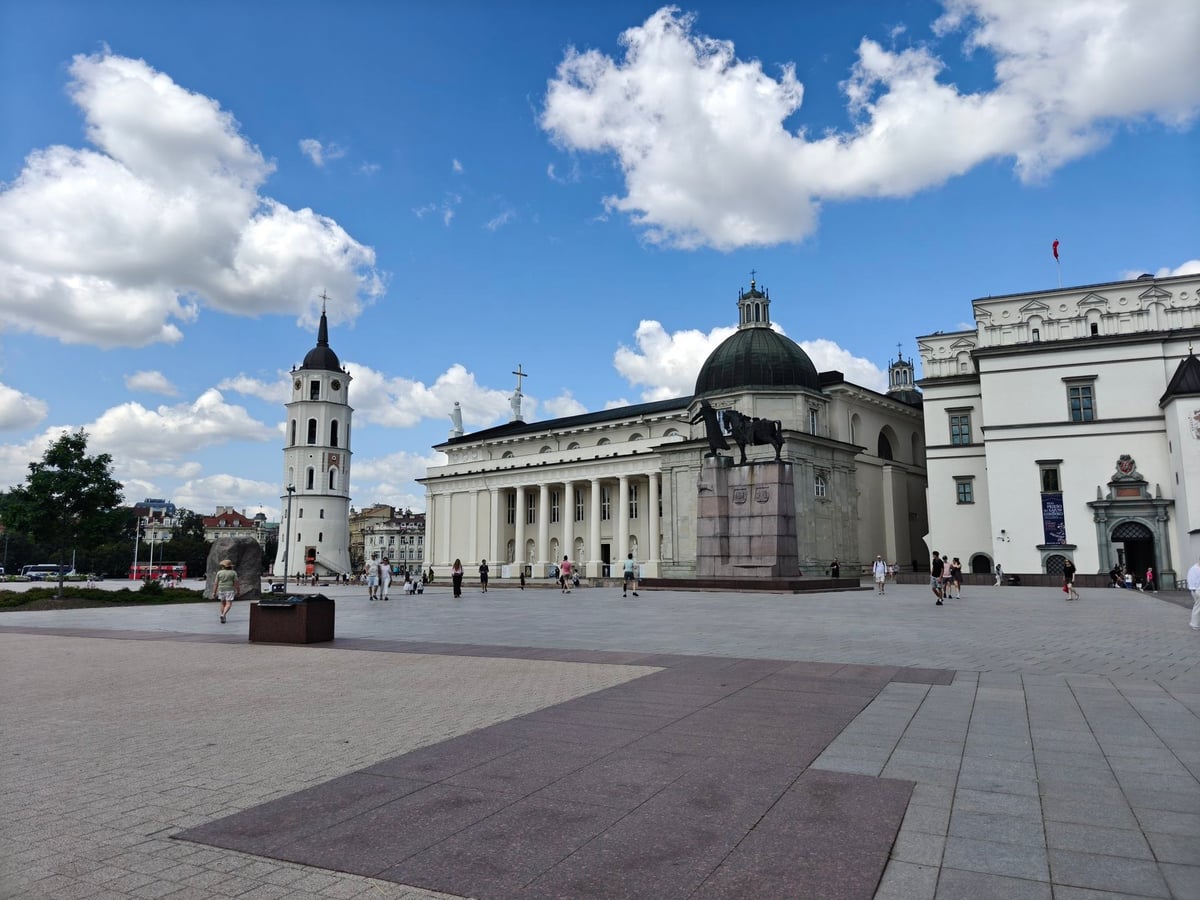 Fachada neoclásica de la catedral de Vilna