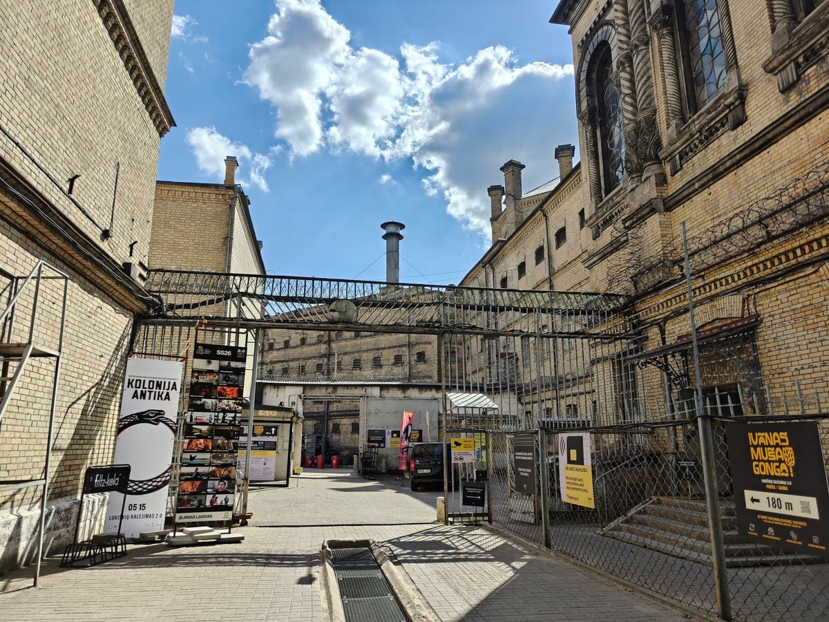 Entrada de la antigua prisión de Lukiškės, en Vilna
