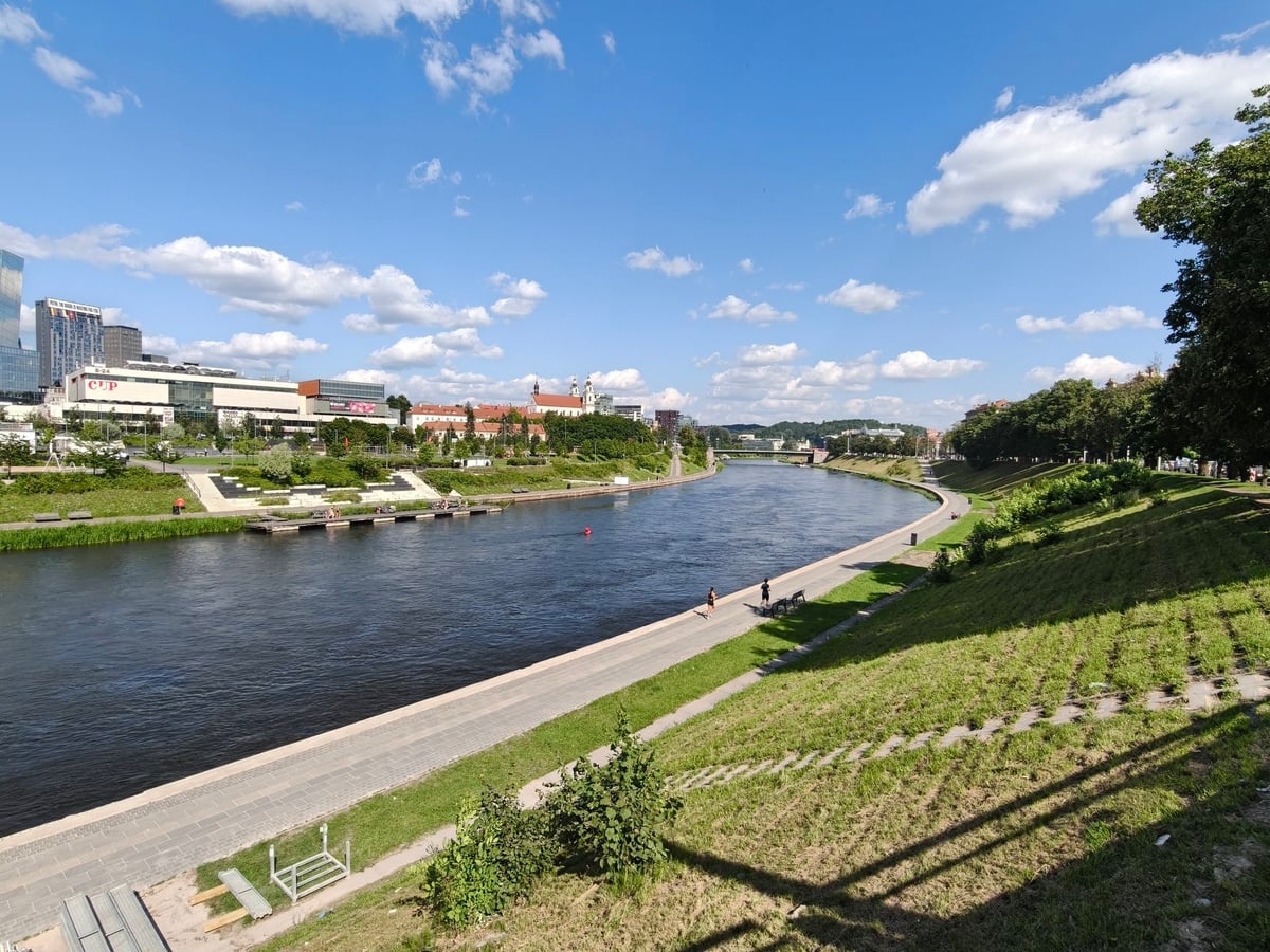 El río Neris a su paso por el casco antiguo de Vilna