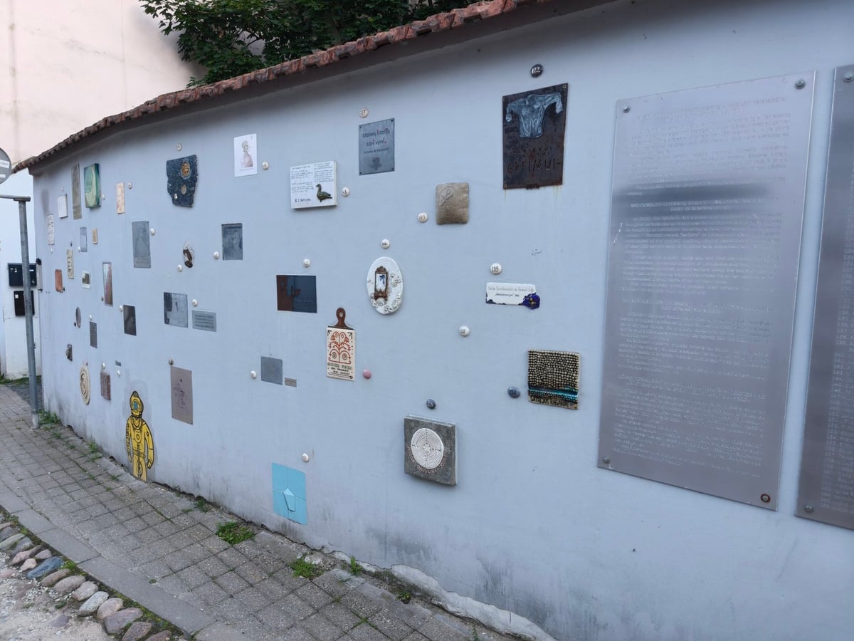 Placas cerámicas dedicadas a escritores en la calle de la Literatura, en Vilna