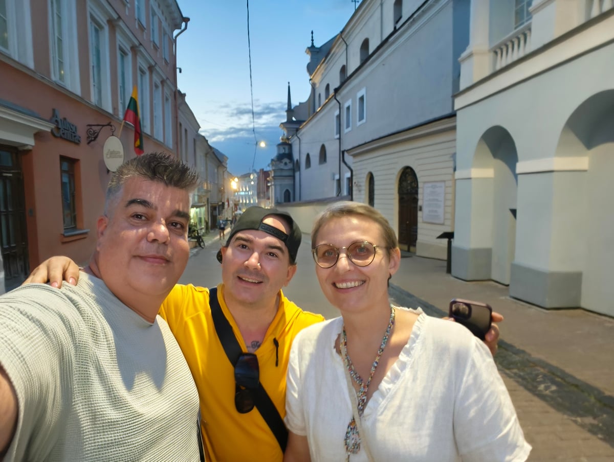 Selfie de Rafa, Margarita y quien esto escribe en el casco antiguo de Vilna