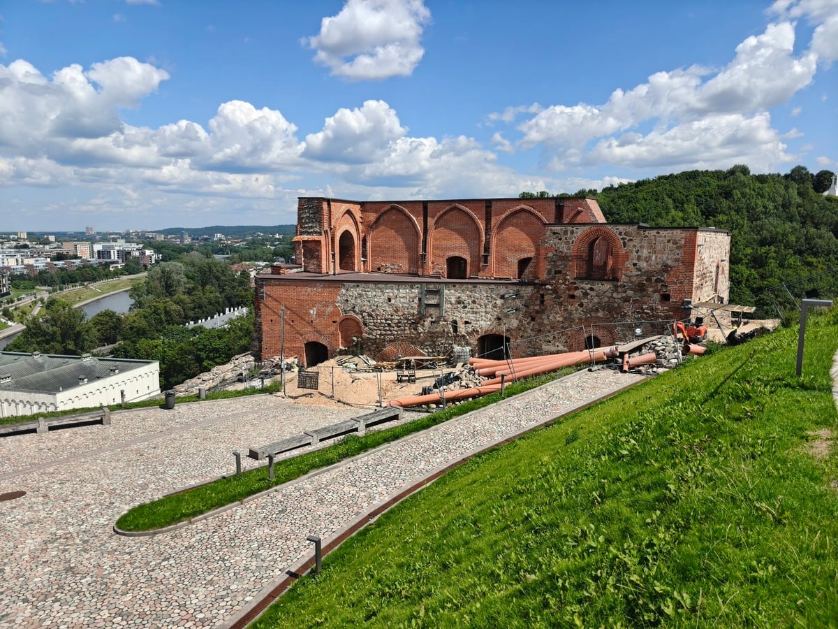 Restos de los muros de ladrillo rojo del castillo alto de Vilna