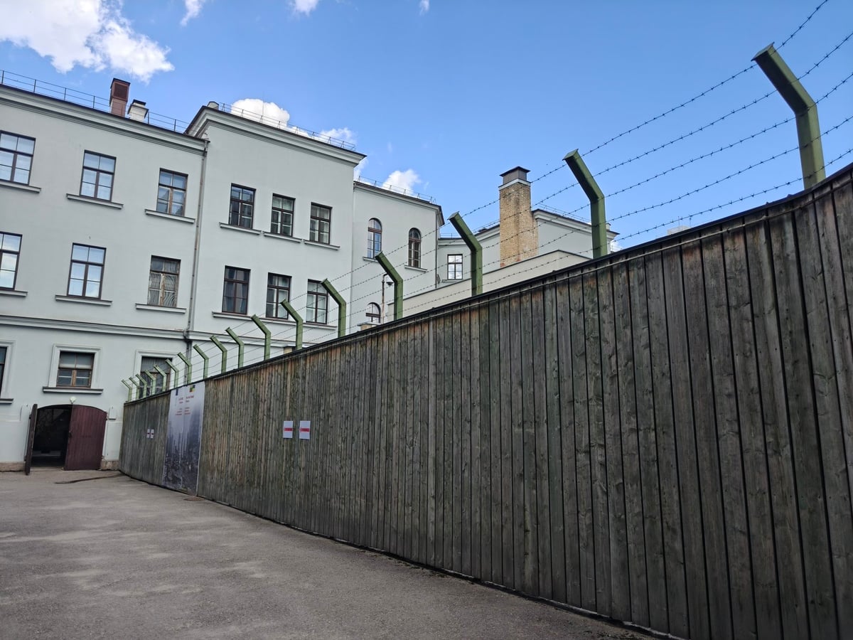 Celdas de la antigua sede del KGB, en Vilna