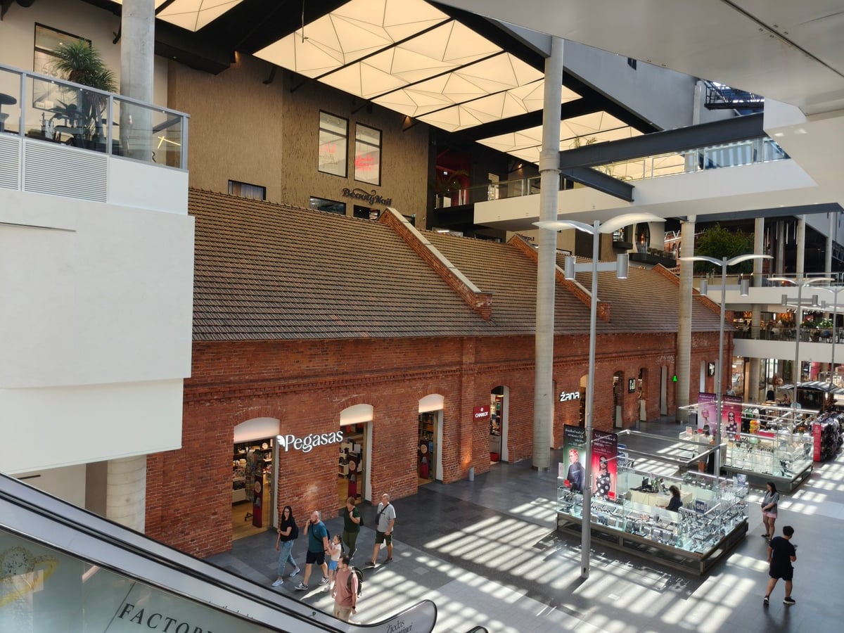 Interior del centro comercial Akropolis, en Kaunas