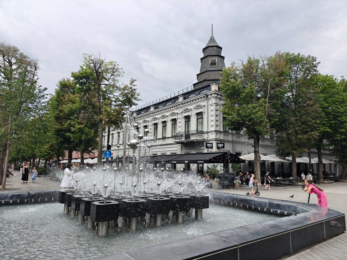 Paseo por la avenida de la Libertad, en Kaunas