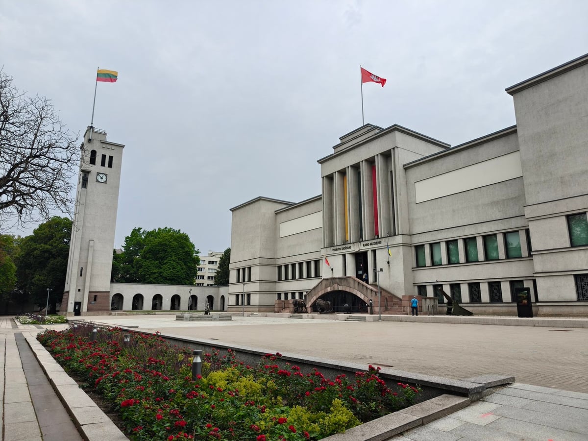 Fachada del museo de la guerra Vytautas el Grande, en Kaunas