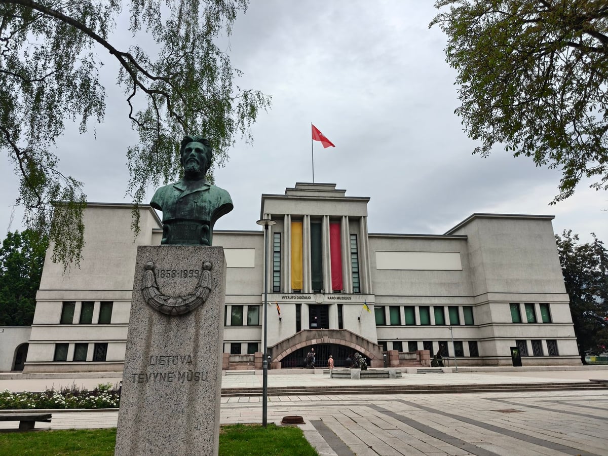 Jardín del museo de la guerra Vytautas el Grande