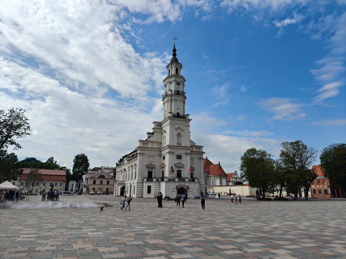 El Ayuntamiento de Kaunas, conocido como el Cisne Blanco