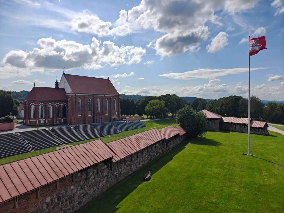 Vistas del castillo de Kaunas junto a los ríos Nemunas y Neris