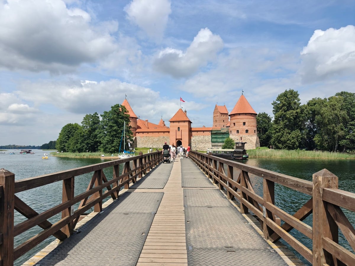 Pasarela de madera que lleva al castillo de Trakai
