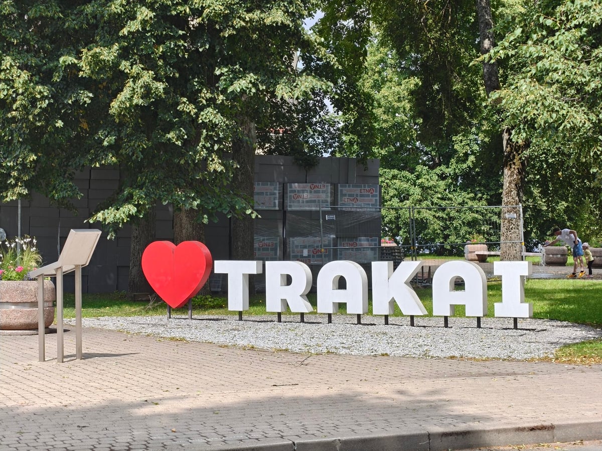 Fachada carea con sus tres ventanas, en Trakai