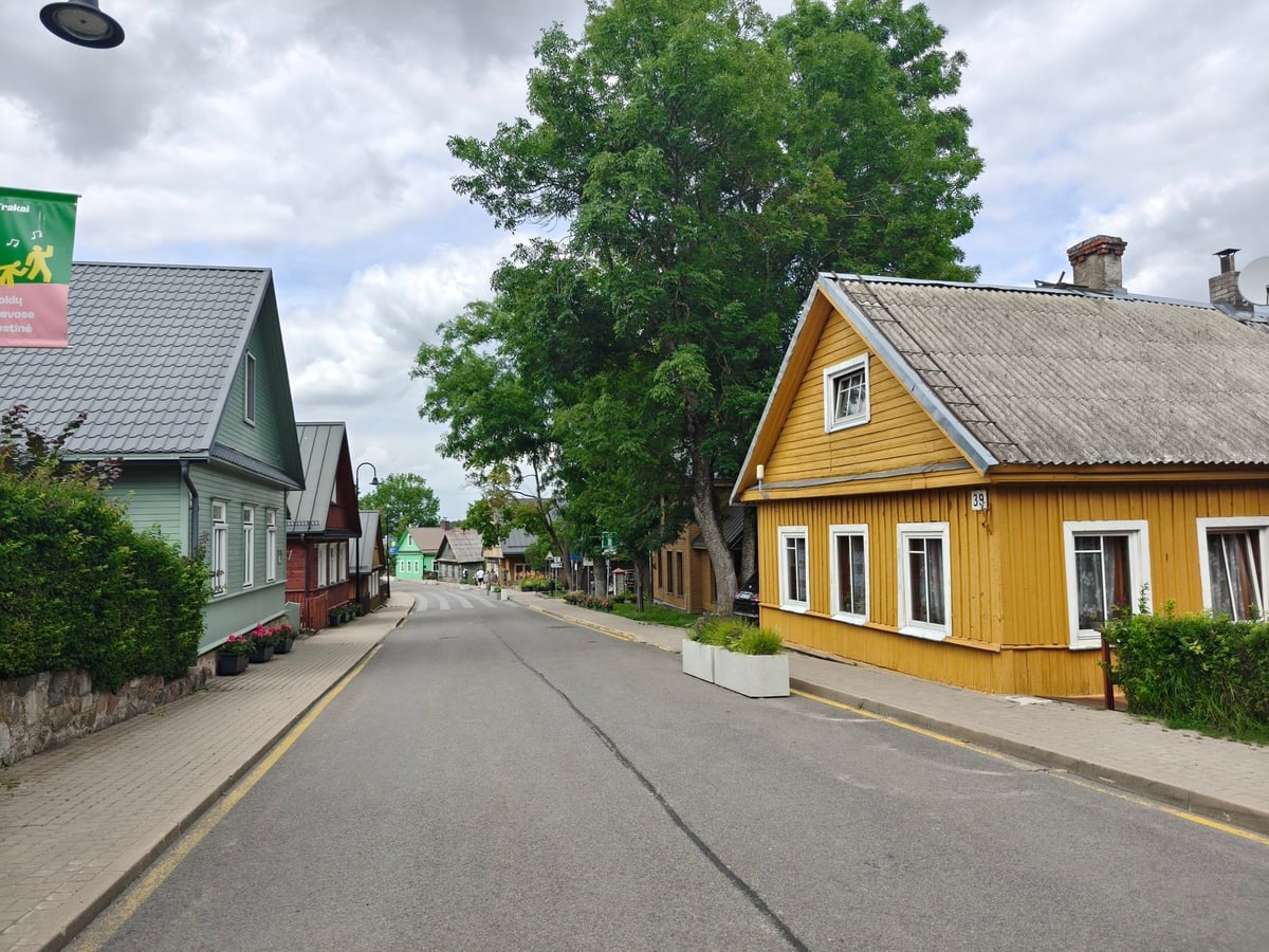 Otra vista del pueblo de Trakai camino del castillo