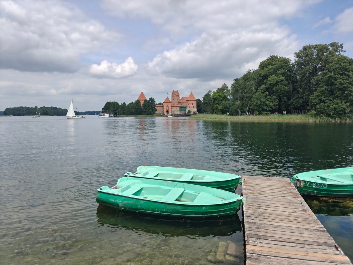 El castillo de Trakai desde la pasarela de madera que lo une a tierra