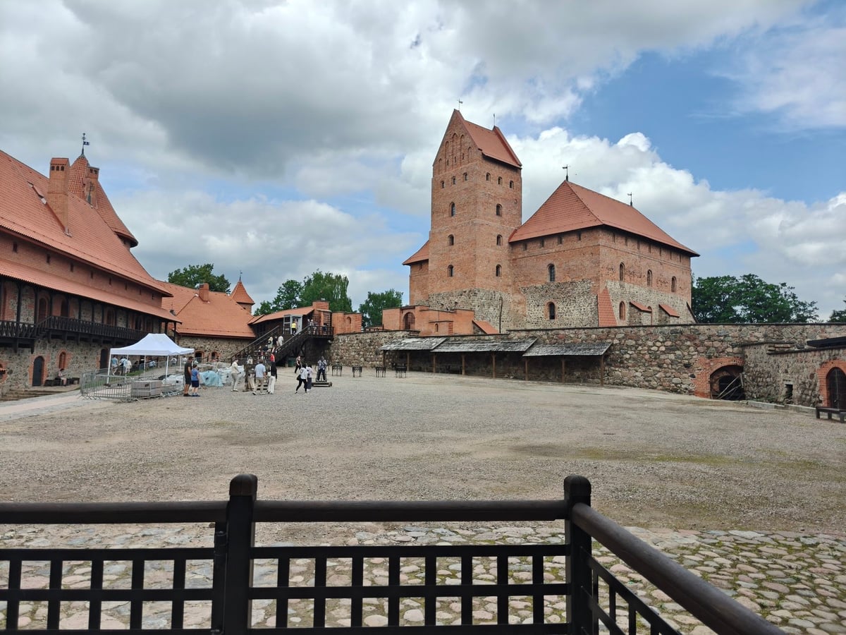 Los muros de ladrillo rojo del castillo de Trakai reflejados en el lago