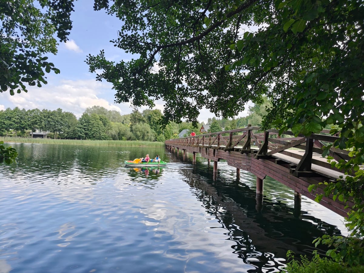 Paisaje de lagos y bosques alrededor de Trakai