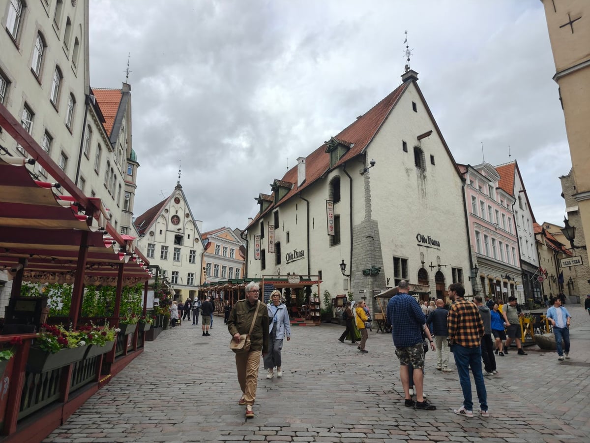 Fachadas de colores con poleas de carga, en Tallin