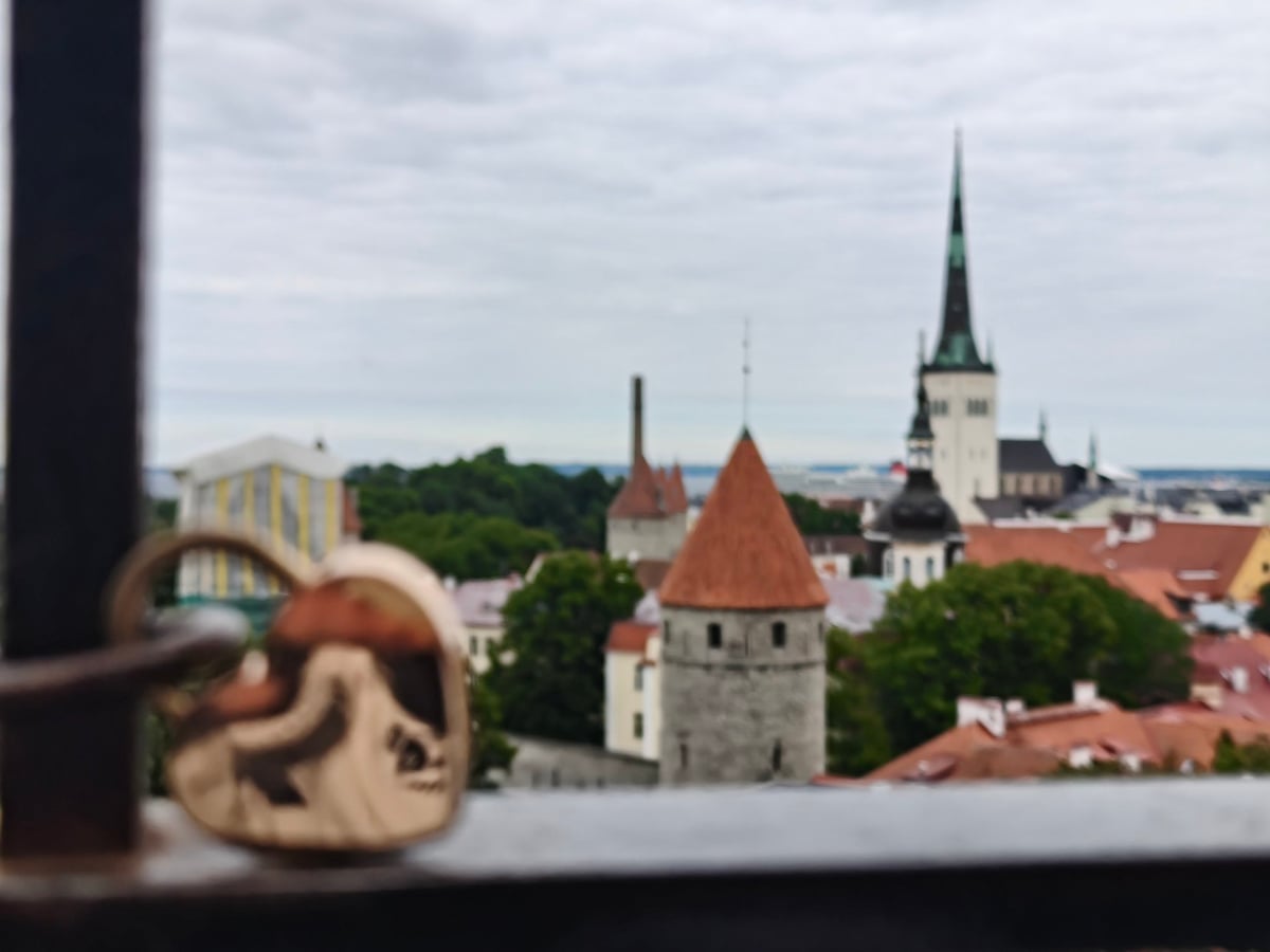 Los tejados rojos de Tallin desde Kohtuotsa