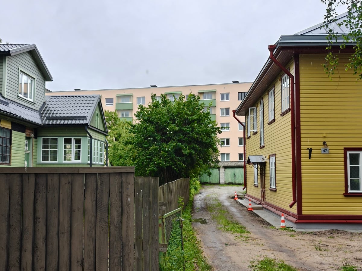 Contraste entre casas de madera y bloques comunistas, en Kopli