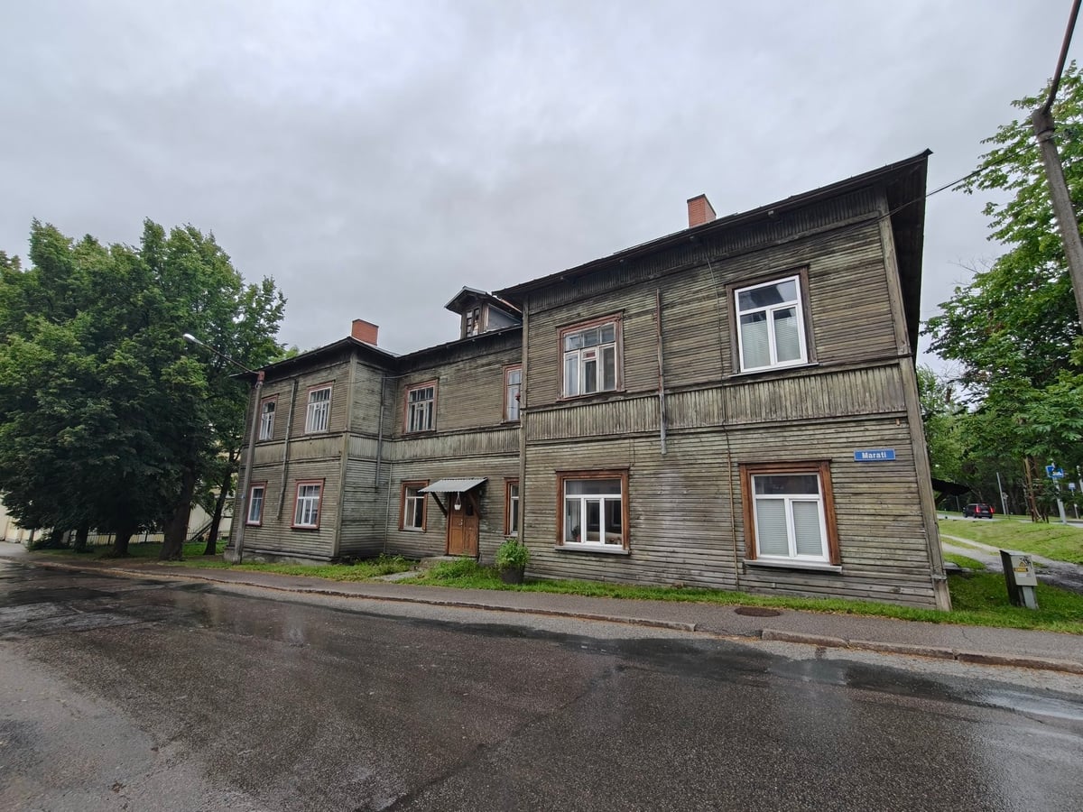 Otra calle de Kopli, con sus casas de madera