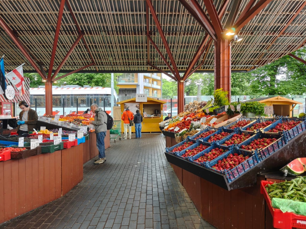 Puestos de alimentación en el Balti jaama turg