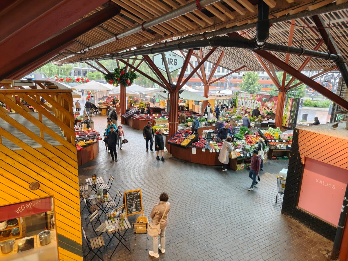 Puesto de pescado ahumado en el mercado de la estación