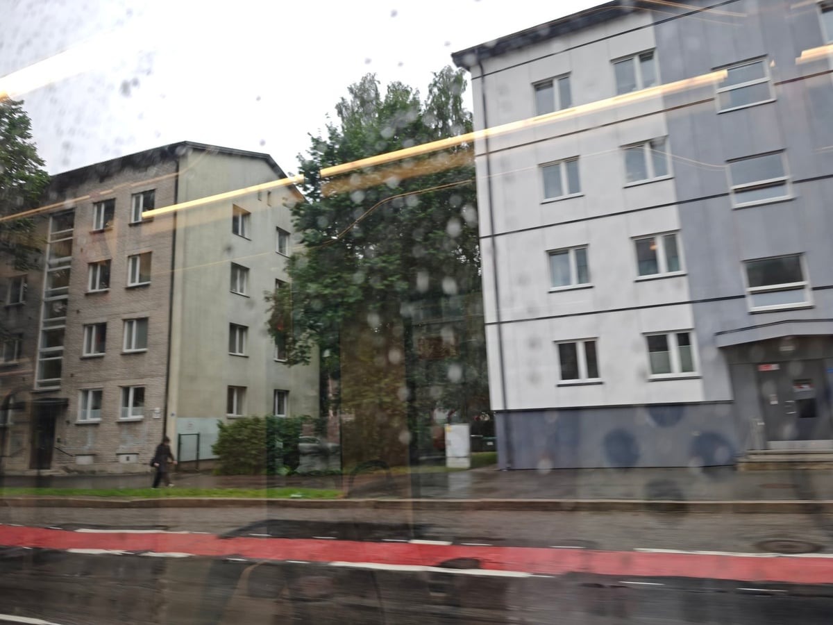 Barrios residenciales de Tallin vistos desde el tranvía