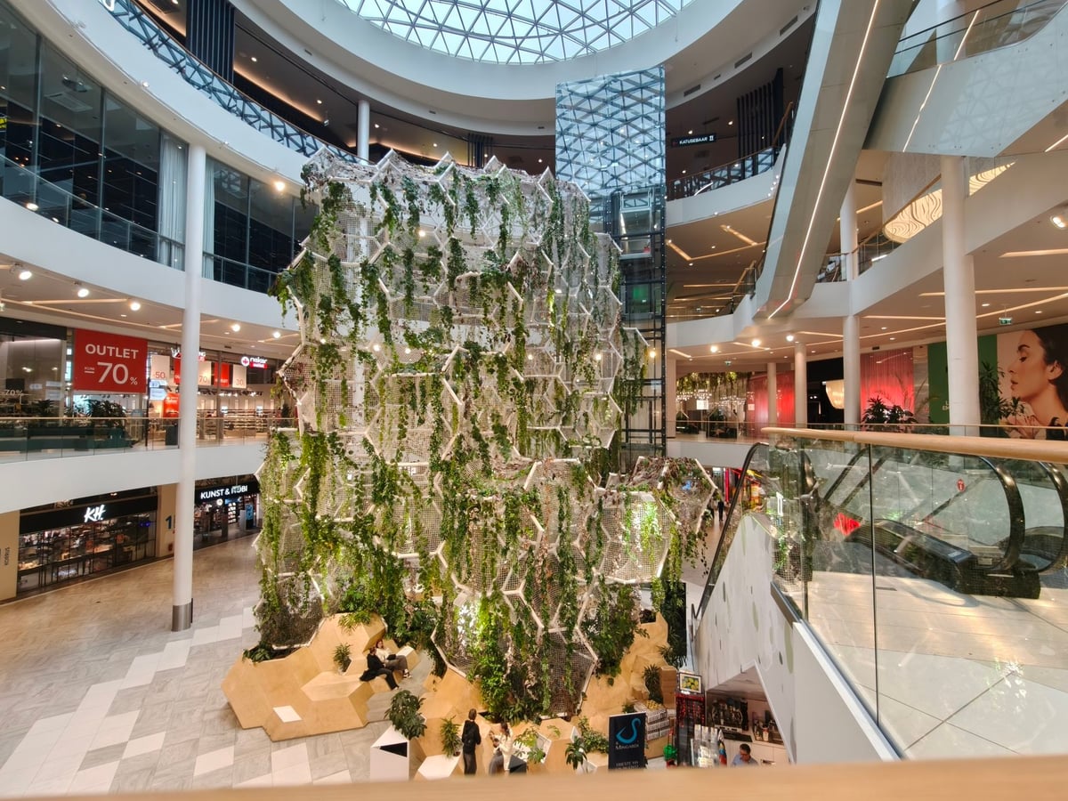 El T1 Mall of Tallinn, con su noria en el tejado