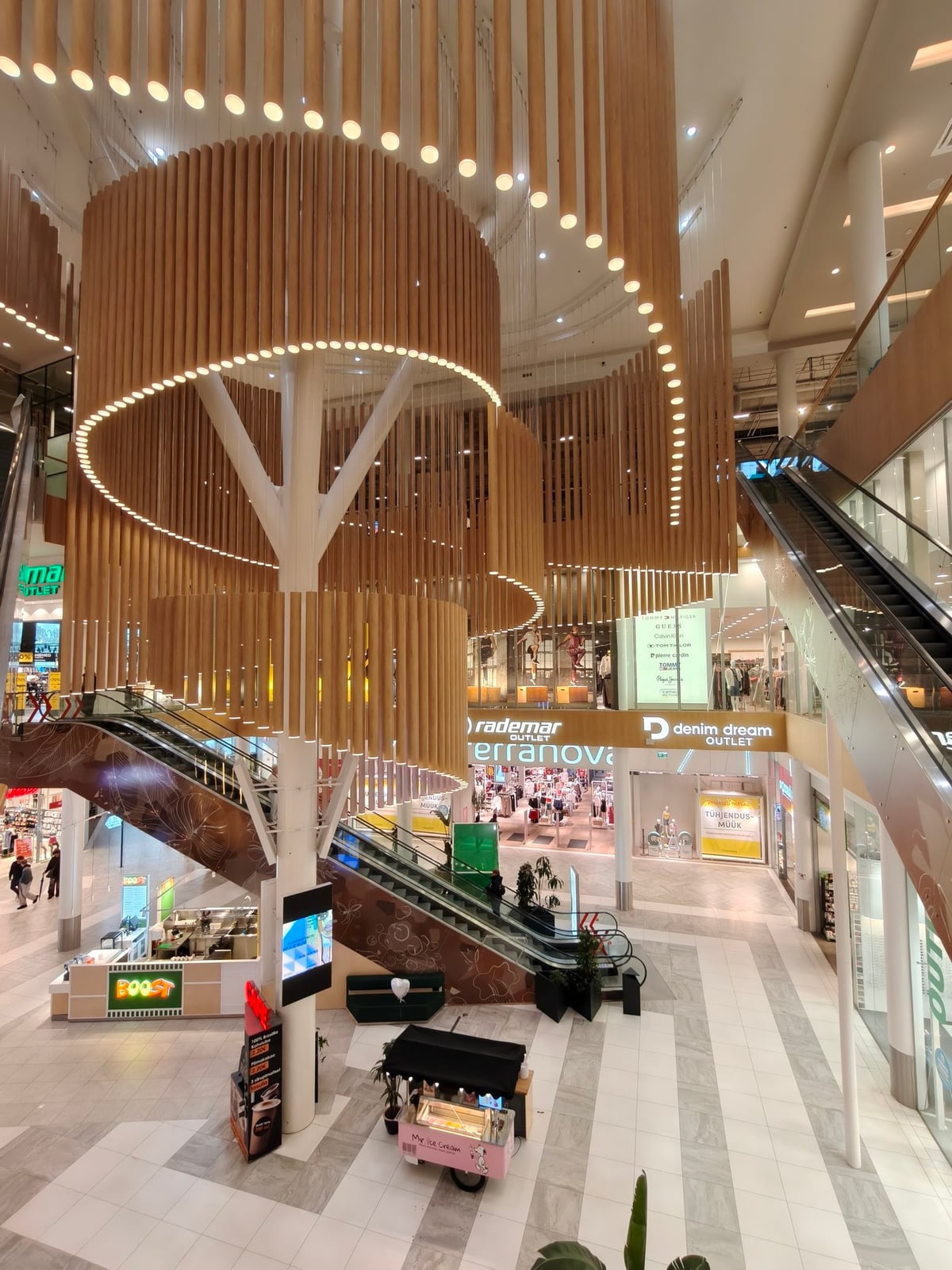 La noria panorámica sobre la cubierta del centro comercial