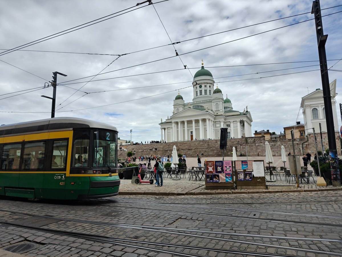 La catedral de Helsinki con un tranvía en primer plano